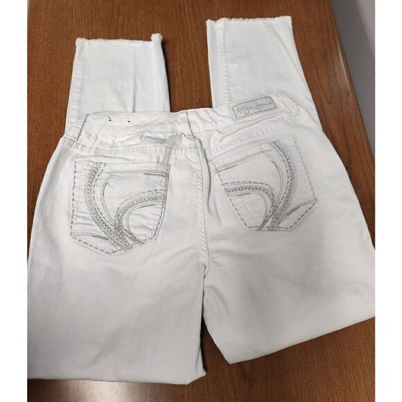 Ariya 13/14 White denim jeans. Measures approx 30 waist 28 inseam and 9 rise - Picture 3 of 8